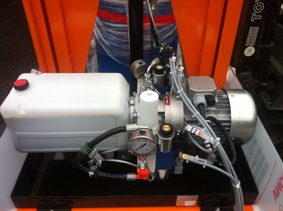 Dual flow rate mini-hydraulic unit